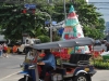 Vianočný stromček na križovatke v Čínskej štvrti, Bangkok