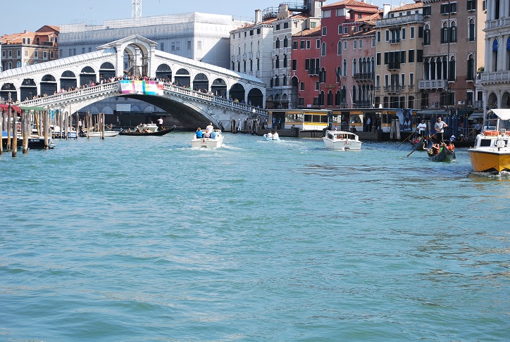 Veľký kanál, v pozadí most Rialto, Benátky