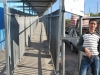 Palestínsky predavač pri vstupe do pevnosti hraničného terminálu, Betlehem, Palestína