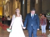 Mladomanželia vychádzajú z katedrály v Cefalù, Sicília