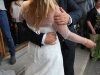 Šťastní mladomanželia sa bozkávajú pred katedrálou v Cefalù, Sicília