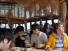 Obedujeme na lodi s Japoncami, Ha Long Bay, Vietnam
