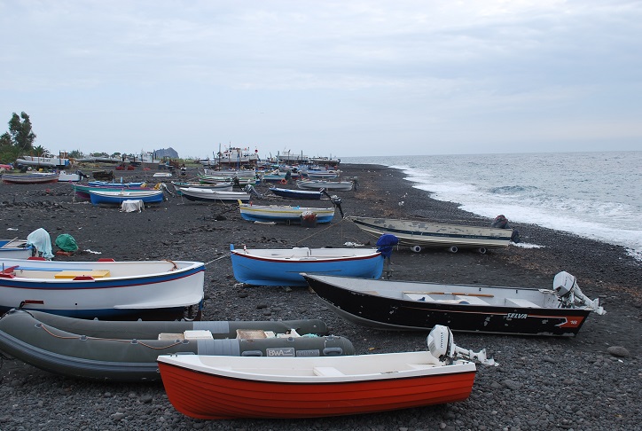 Rybárske loďky na lávovej pláži, Stromboli