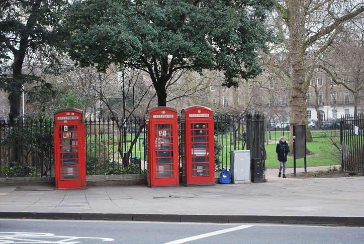 Anglické telefónne búdky neďaleko British Museum