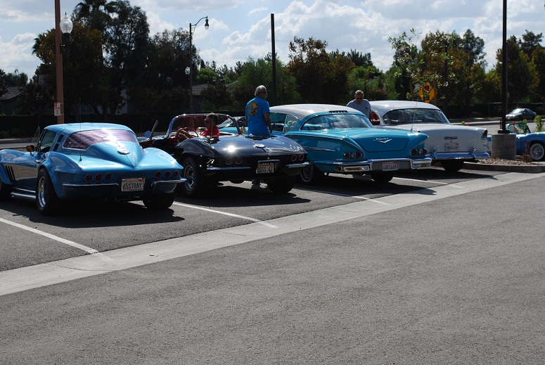 Staré autá odpočívajú na Route 66, California 