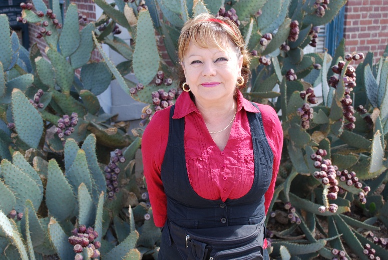 Marianka pred kaktusom v Barstow, Route 66 California