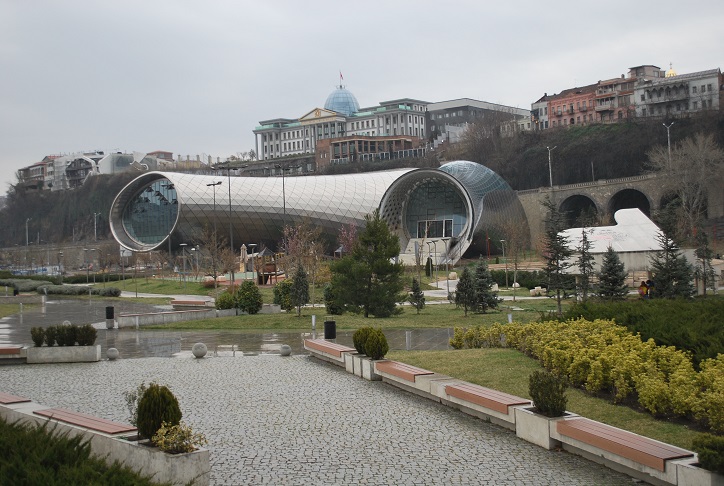 Pohľad na Prezidentský palác z Rike parku, Tbilisi