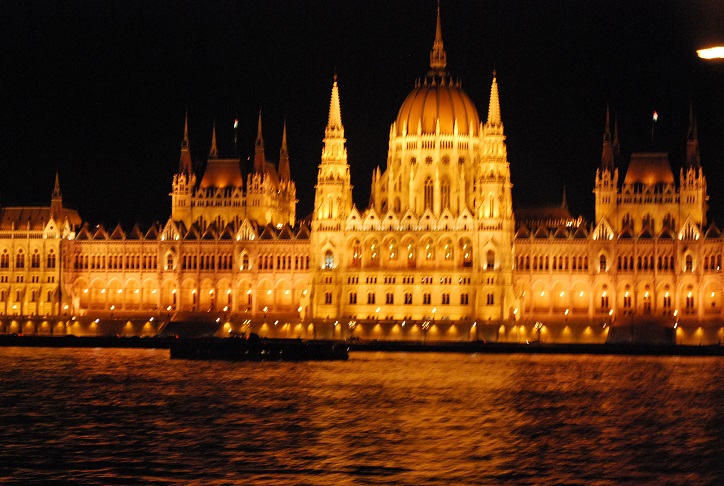 Maďarský parlament v nočnej Budapešti
