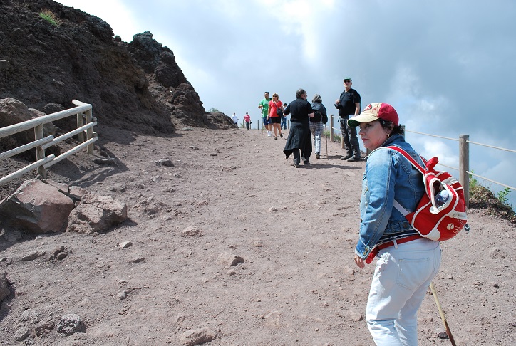 Sopka Vezuv - chodník okolo krátera