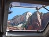 Skaly za oknom autobusu, Zion National Park, Utah
