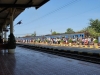 Ľudia čakajú na vlak, Ayutthaya, Thajsko