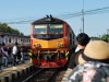 Vlak do Bangkoku prichádza na 3. nástupište, Ayutthaya, Thajsko
