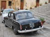 Svadobná limuzína čaká pred katedrálou v Cefalù, Sicília