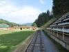Čiernohronská železnica vedie cez futbalové ihrisko medzi tribúnou a trávnikom