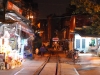 Železnica uprostred ulice starého mesta, Hanoj, Vietnam