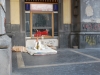 Neapol, bezdomovkyňa v centre mesta