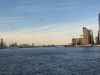 Výhľad z trajektu na Dolný Manhattan, NYC, USA